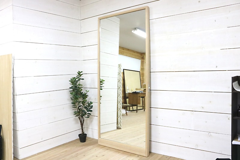 お出かけ前に身だしなみチェック 扉に鏡を貼り姿見にした事例 Ookabe Glass 透明サービス 透明プライス