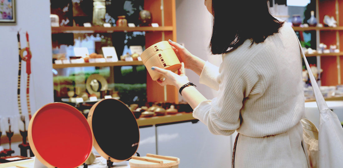 伝統工芸のショップを見ている女性