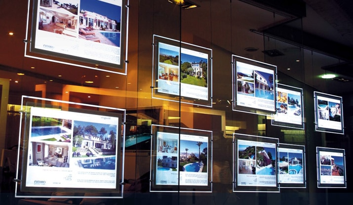 光る看板「VITRINE MEDIA」