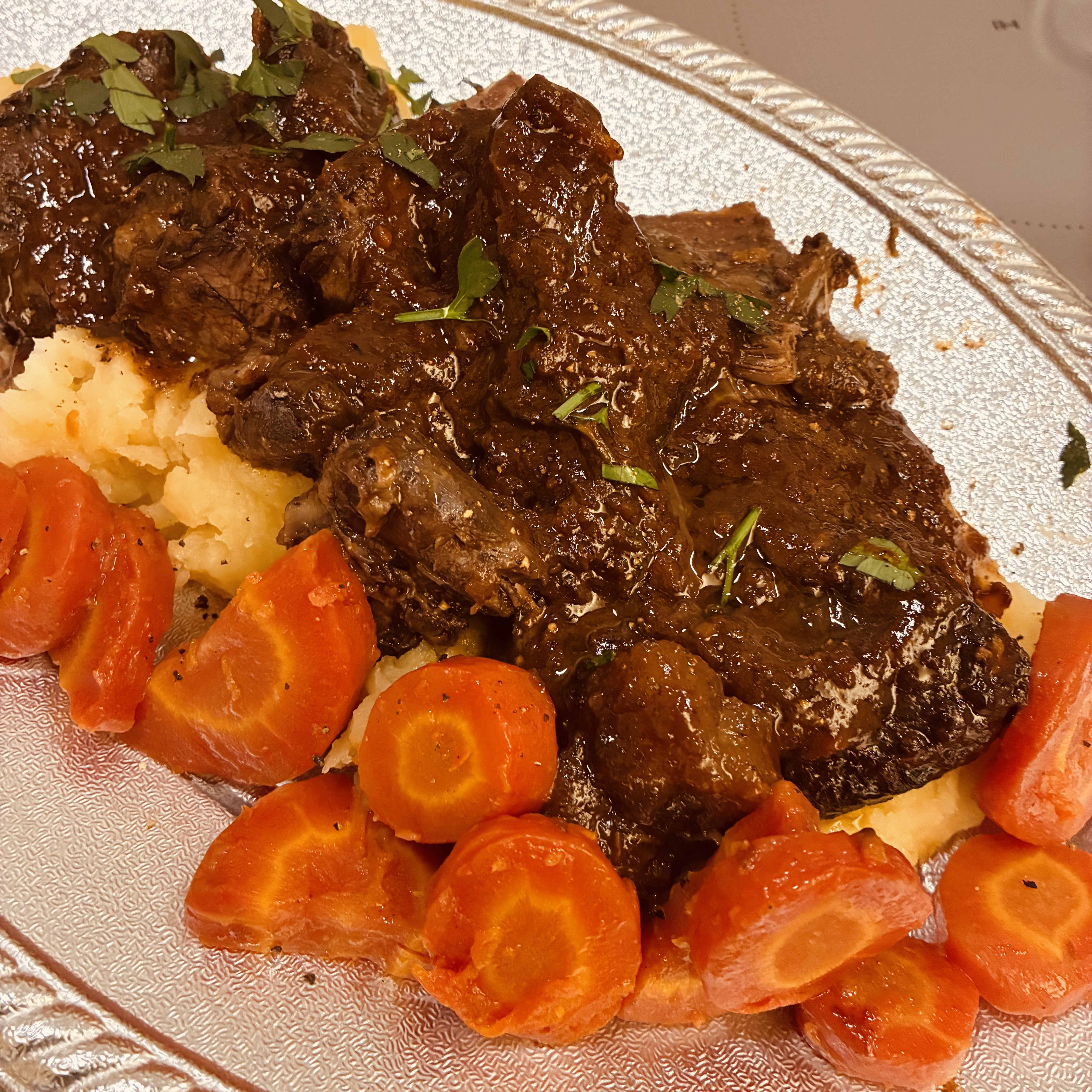 牛脛肉の赤ワイン煮込み　鳴門金時のピュレ添え