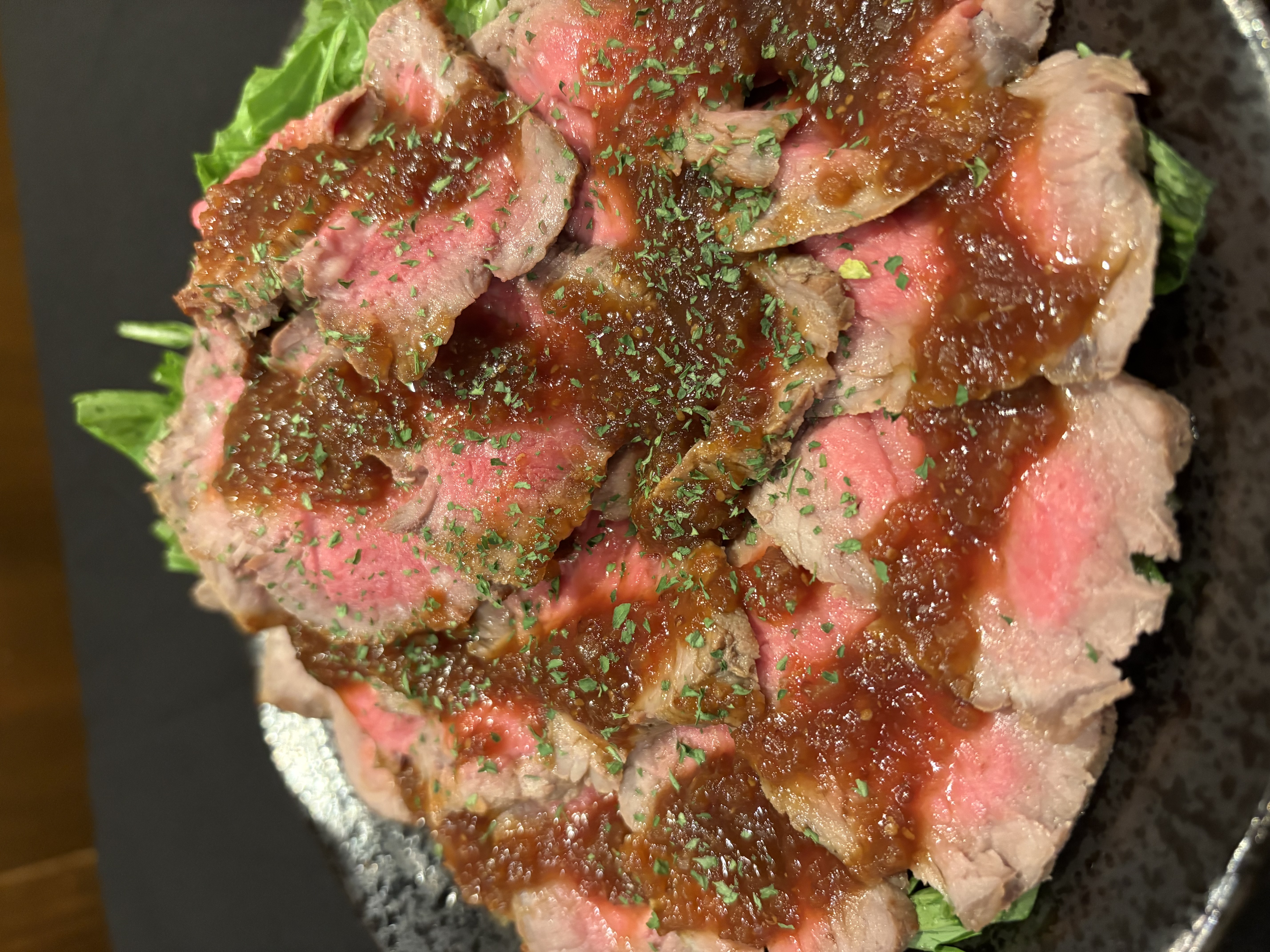 ローストビーフ　シャリアピンソース添え