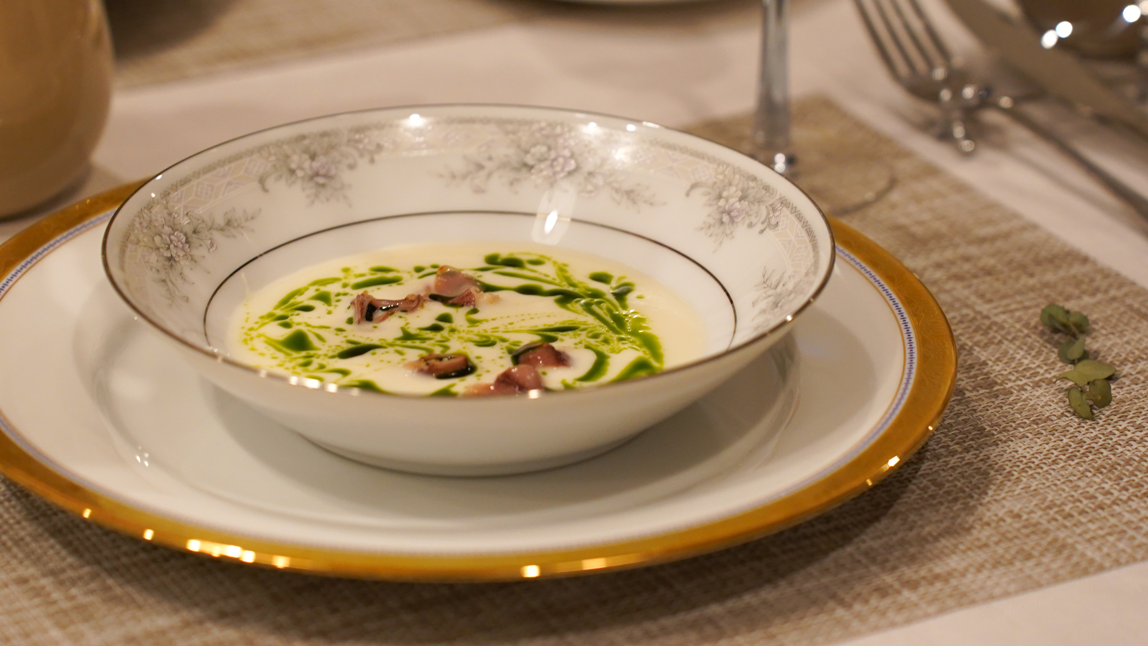 新玉ねぎのスープ　バジルの香り