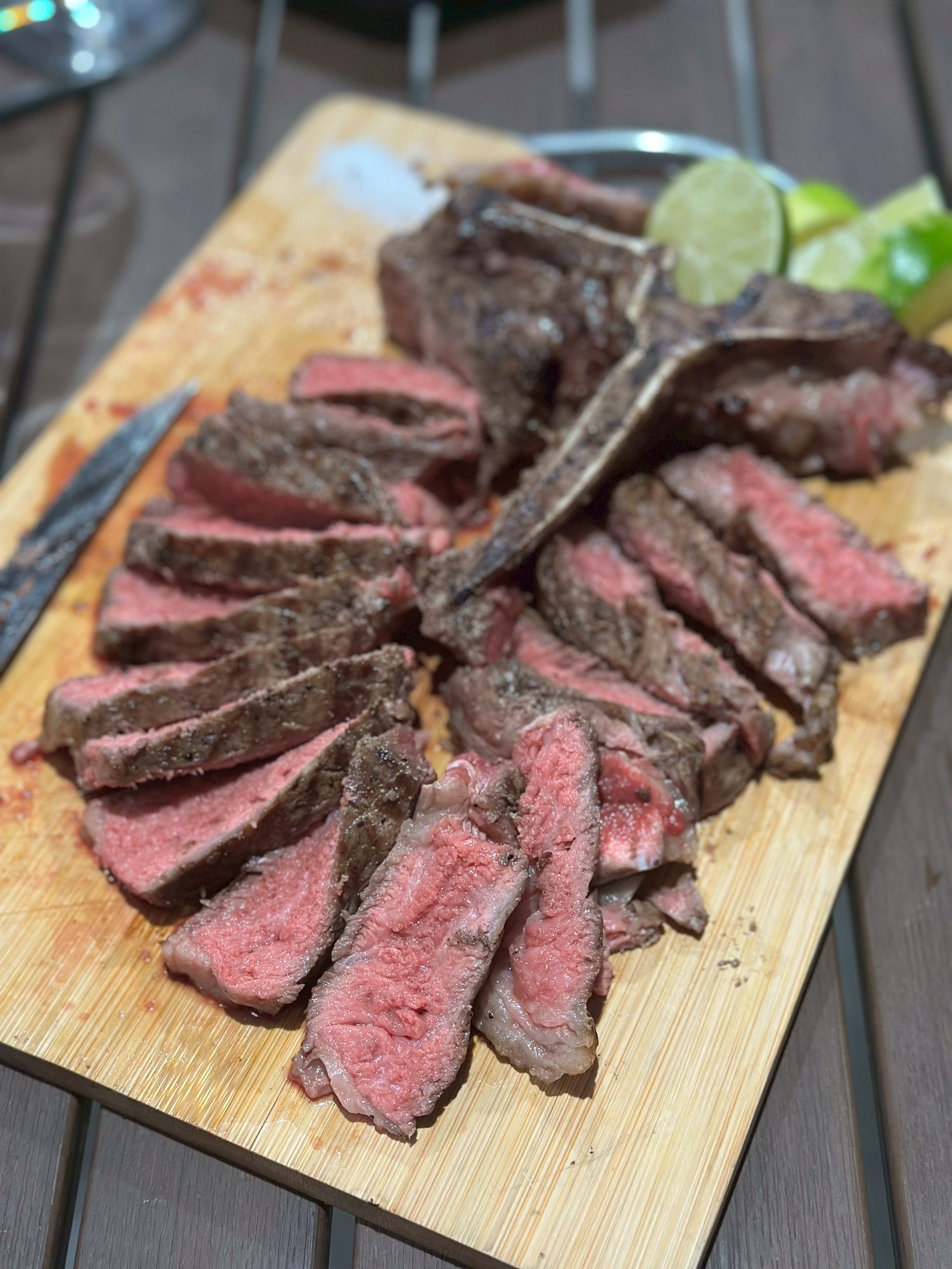 Tボーンステーキを楽しむBBQコース