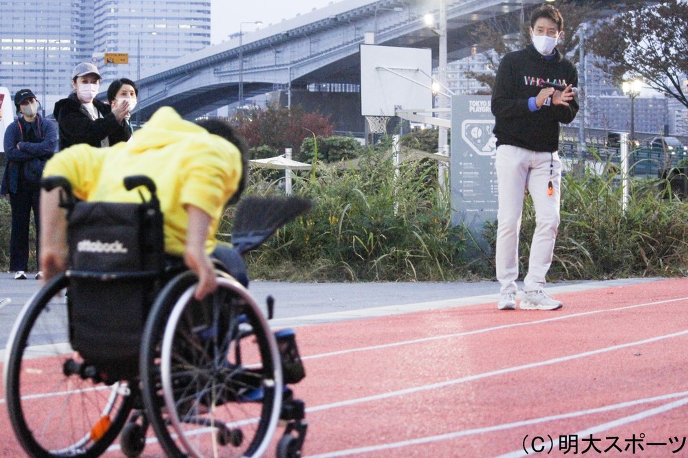 自転車に乗る男性

自動的に生成された説明