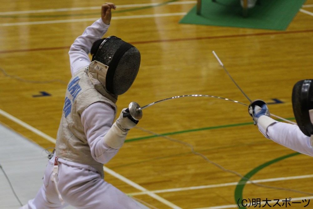 武器, 剣, 人, 男 が含まれている画像

自動的に生成された説明