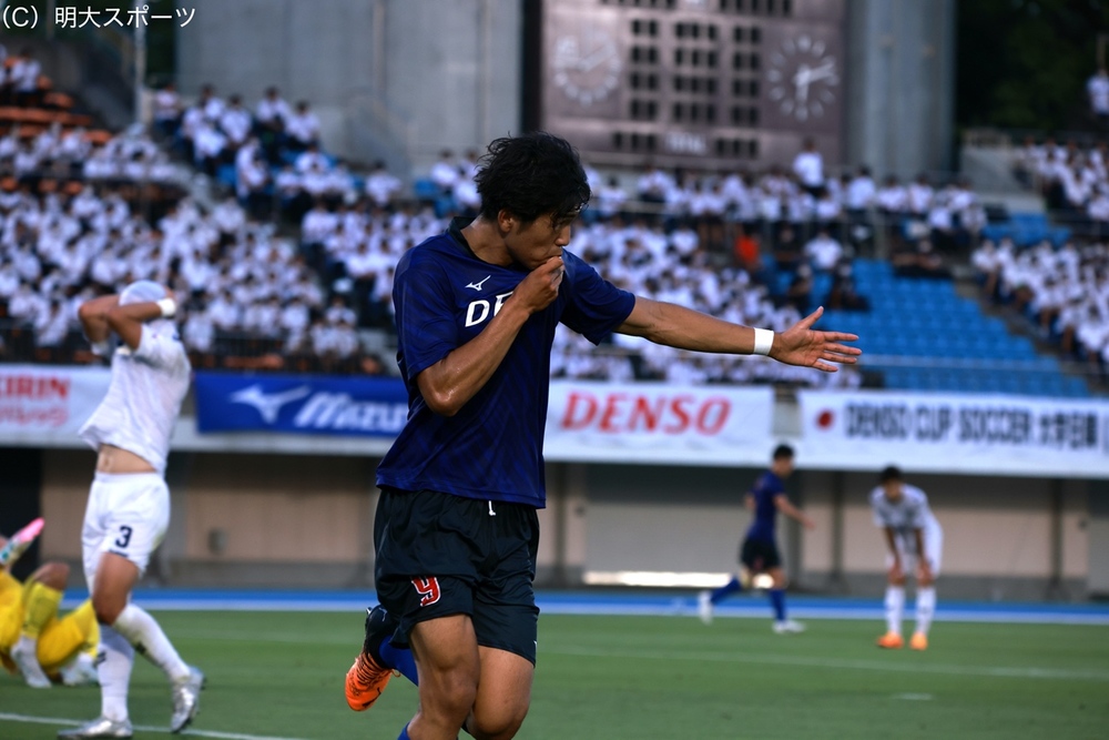 サッカー試合中にボールを投げている男性

低い精度で自動的に生成された説明