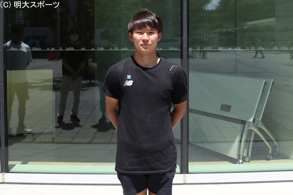 ラケットを持って立っている男性

低い精度で自動的に生成された説明