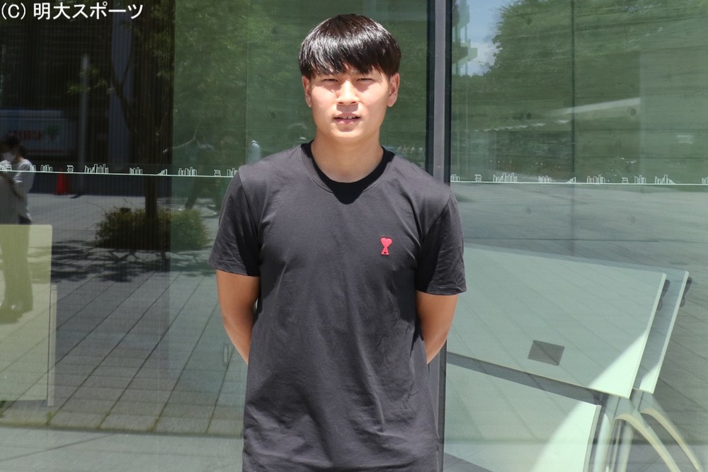 青いシャツを着た男性

中程度の精度で自動的に生成された説明