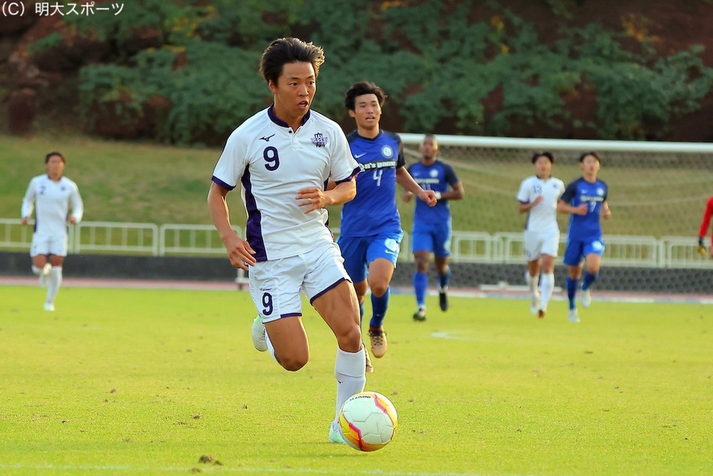 サッカーをしているサッカー選手たち

自動的に生成された説明