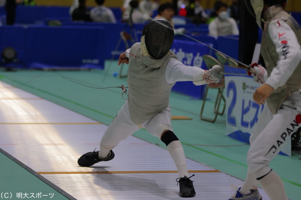 人, 武器, 剣, 男 が含まれている画像

自動的に生成された説明