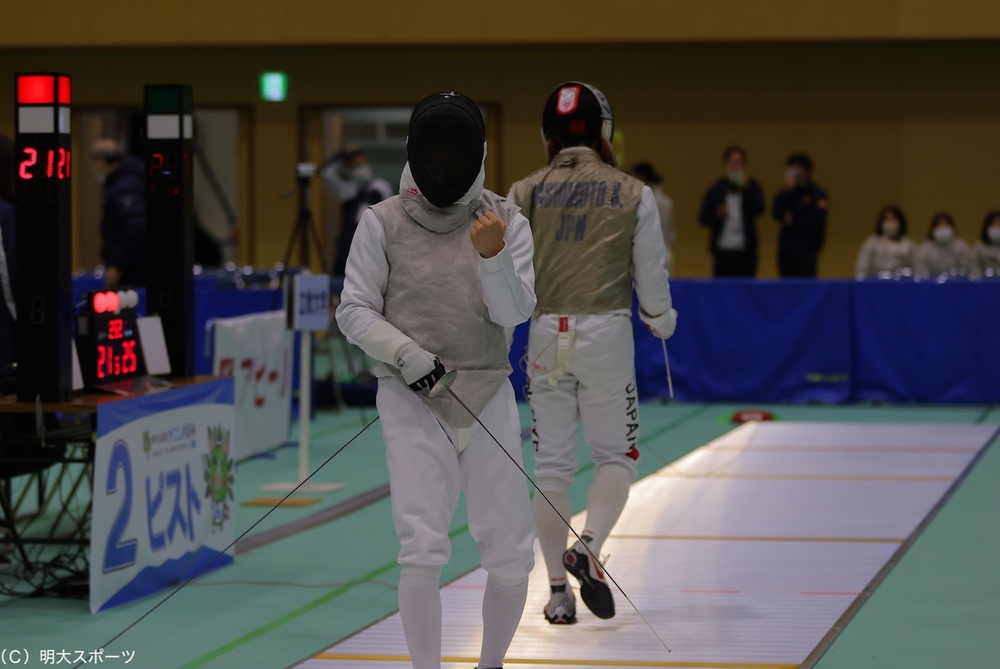 人, 屋内, 男, 選手 が含まれている画像

自動的に生成された説明