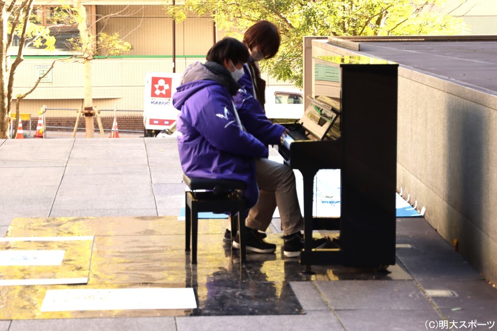 屋外, 座る, 若い, 女性 が含まれている画像

自動的に生成された説明