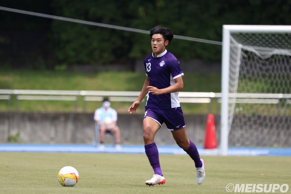 サッカーをしているサッカー選手

自動的に生成された説明