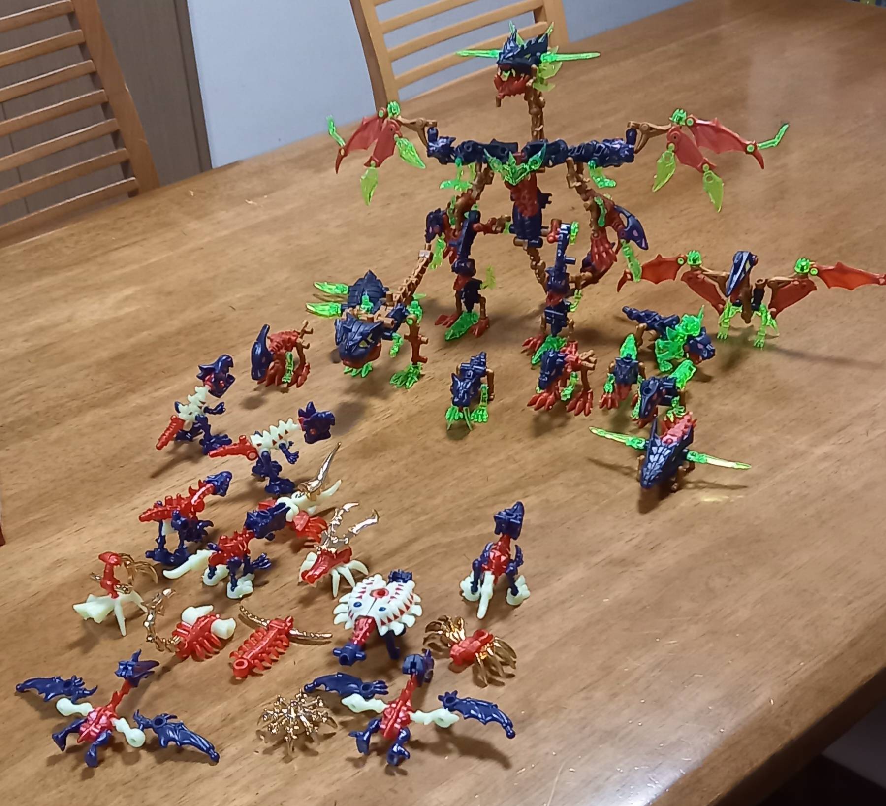 グレートほねほねザウルスZ軍団と戦うダークギガントほねほね軍団