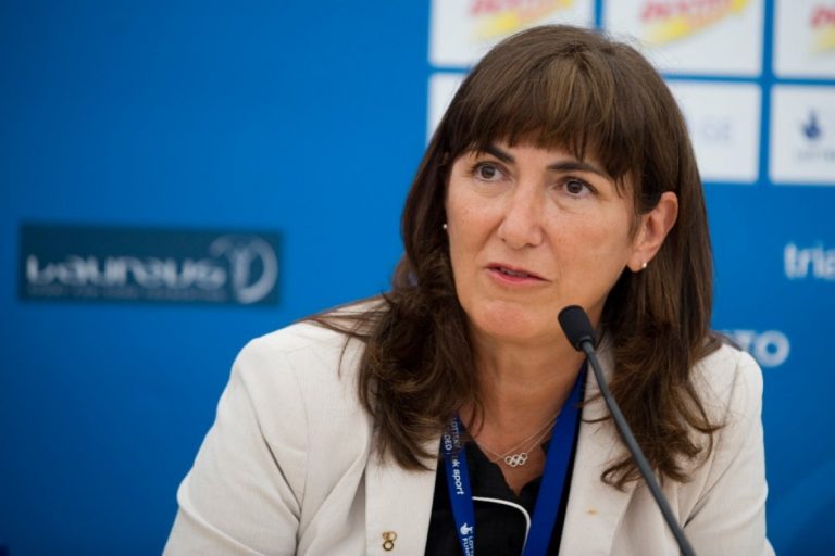 世界鐵人三項總會允許跨性別運動員在較嚴格的規範下參加女子賽事