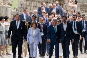 國際奧會（IOC）主席 Thomas Bach 和希臘總統 Katerina Sakellaropoulou 聯名簽署奧林匹克停戰協議
