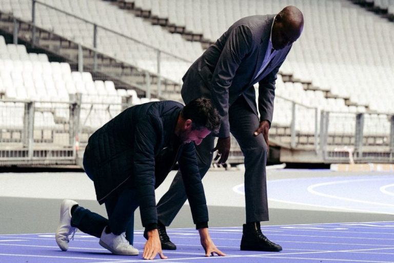 美國田徑名將 Carl Lewis 為奧運的紫色跑道揭幕起跑