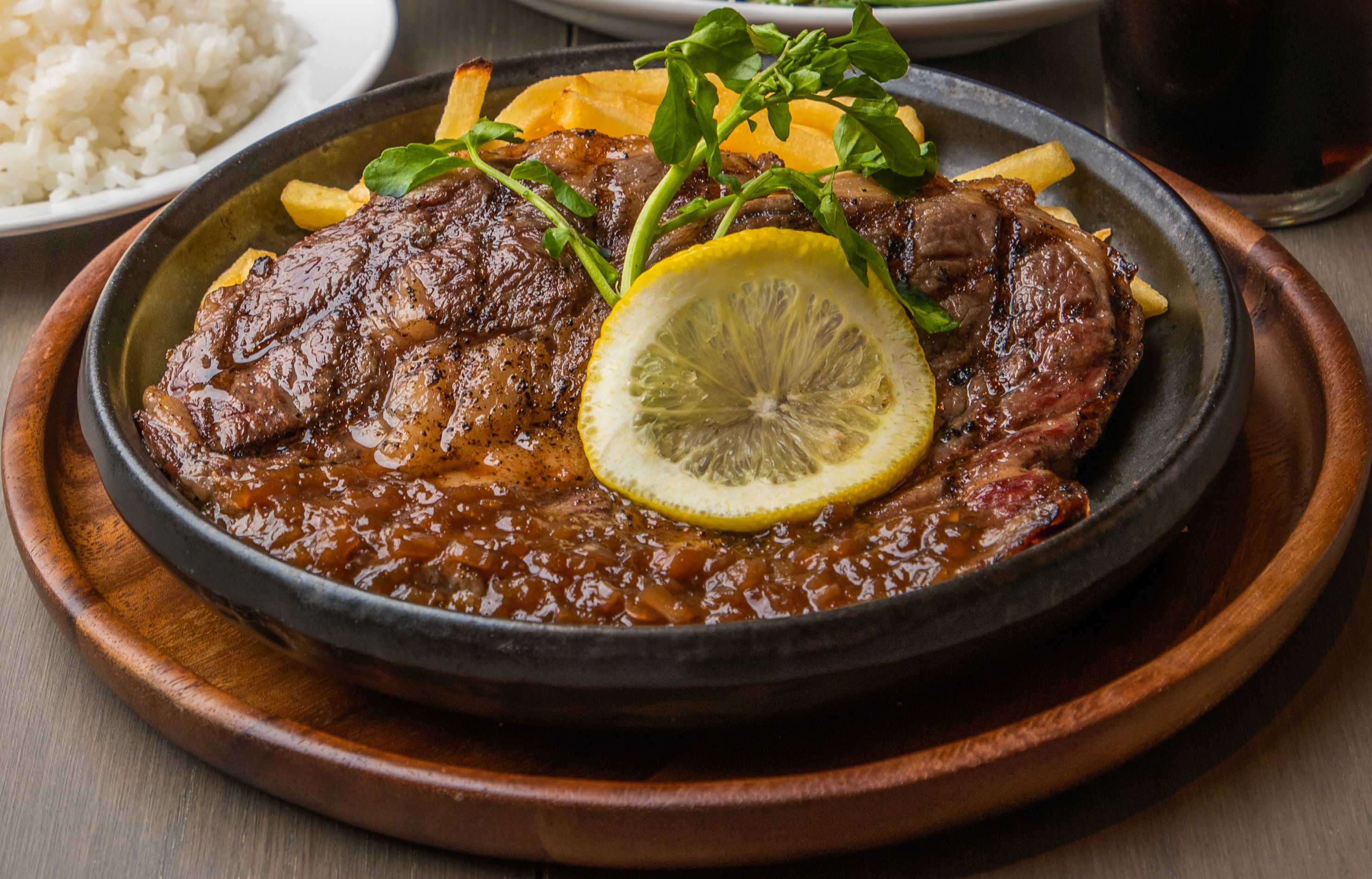 ビジネスワークの後は“移動時間ゼロ分”で極上ステーキが1,000円で味わえる!六本木「THE PUBLIC SIX」でハッピーアワーがスタート
