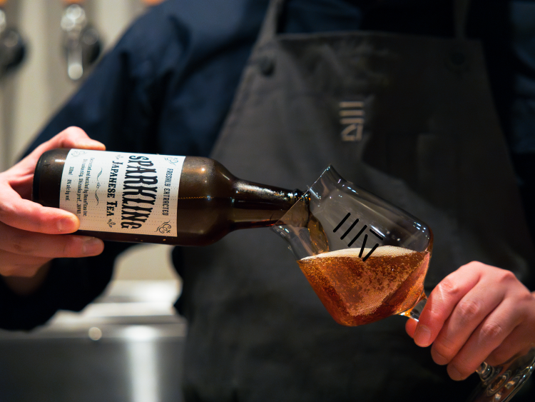 茶の香りを爽やかに味わうスパークリングティー｜Apoptosis Sparkling