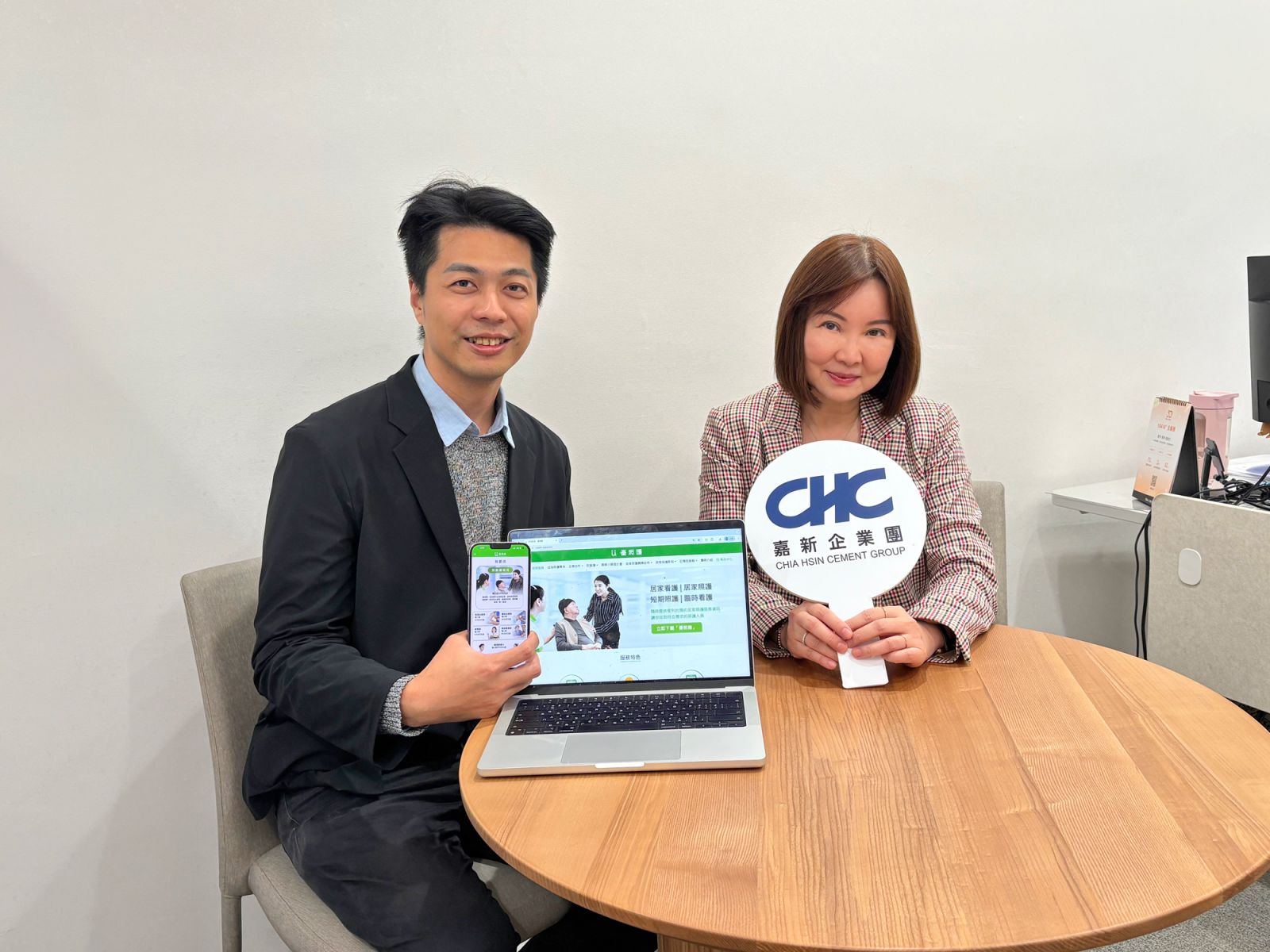 優照護總經理劉詩瀚(左)與嘉新企業團人才及文化處副總陳文婉(右)合影留念 