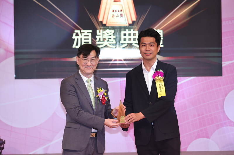 圖 | 內政部政務次長董建宏(左)頒發玉山獎最佳人氣品牌，由優照護總經理劉詩瀚(右)受獎