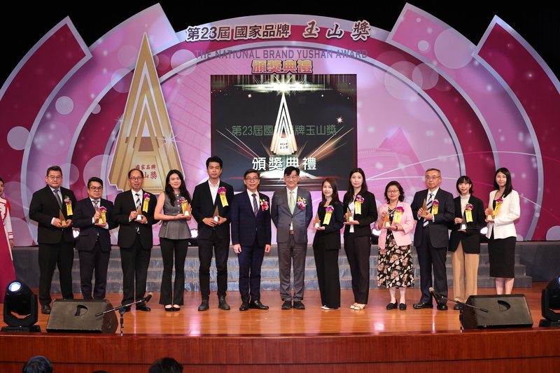 圖 | 「優照護」總經理劉詩瀚與「最佳人氣品牌」獲獎企業代表，於第23屆國家品牌玉山獎頒獎典禮與主委鍾佳濱、董建宏次長合影