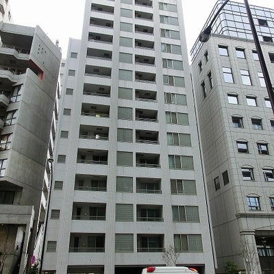 大通り沿いにたたずむ建物です