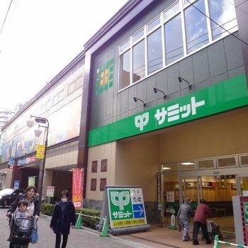 バスに乗って、新小岩駅前へ。サミットが大きい！