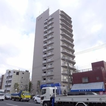 周りよりもぐんと高い建物です！