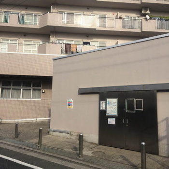 ゴミ捨て場ですマンション敷地内にあります