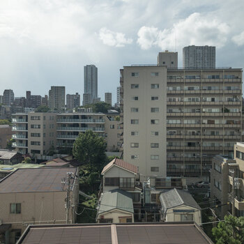 眺望は住宅街。開けていて気持ちが良いですね。※眺望はお部屋によって異なります。