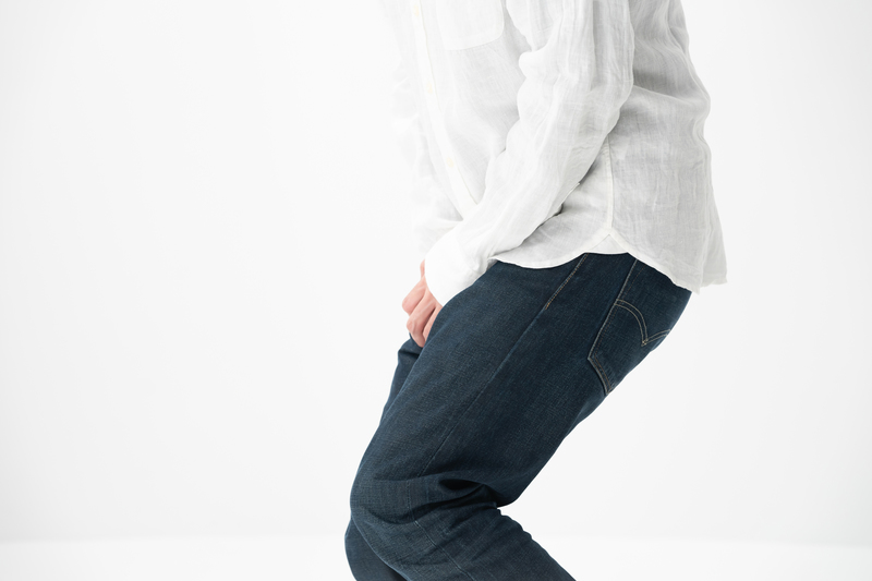 トイレを我慢する男性　PIXTA