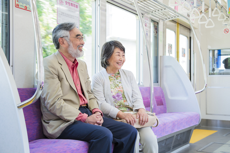 電車に座る老夫婦