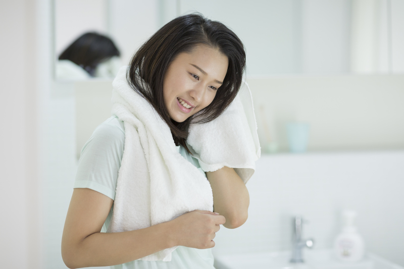 髪の毛を乾かす女性