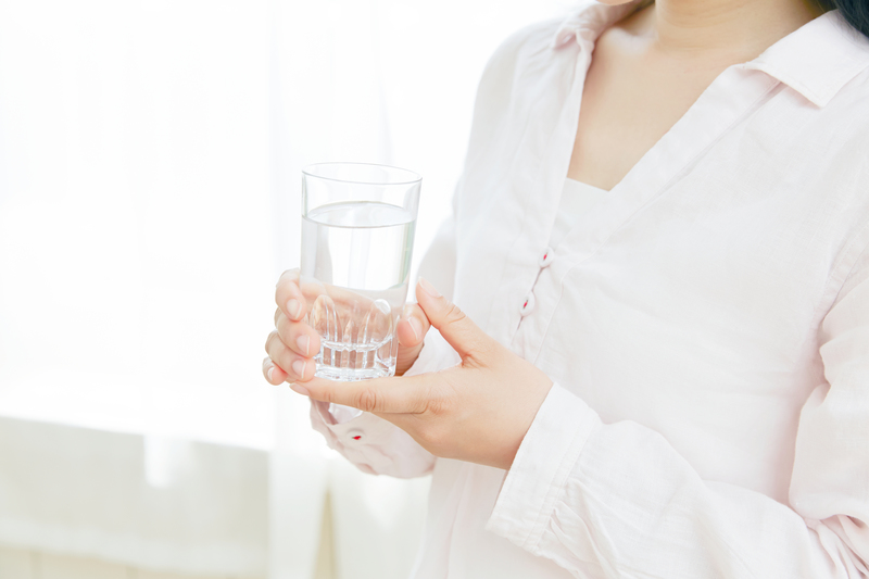 水を飲む女性　PIXTA