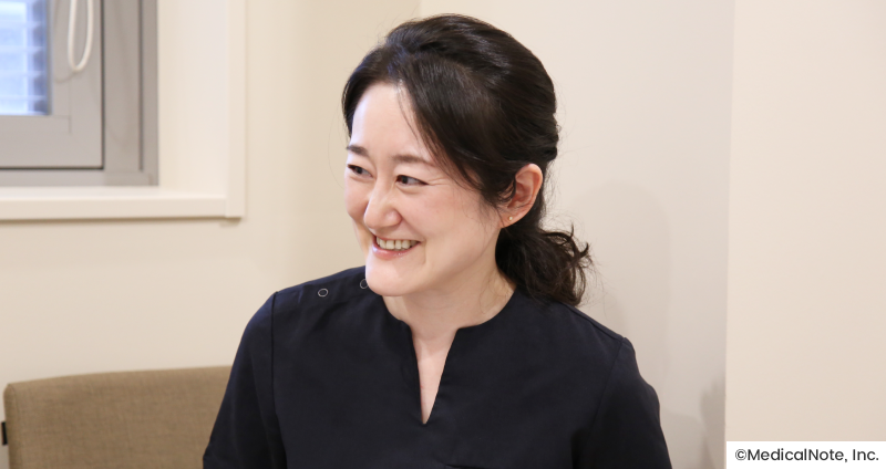 乳房再建を専門分野とする、形成外科部長の伊藤奈央先生