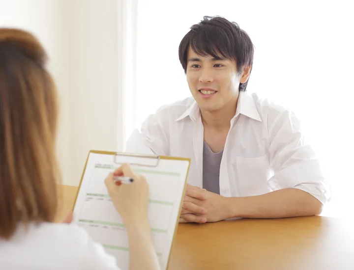 【新卒向け】「面接は私服でお越しください」と言われたら？正しい服装マナーと選び方を徹底解説！