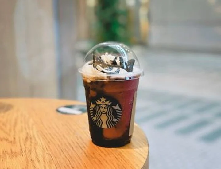 【2025最新】アサイーベリーフラペチーノ カスタムまとめ｜スタバ店員おすすめ4選＆人気の組み合わせ紹介