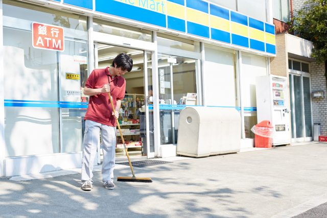 店で働く男性
