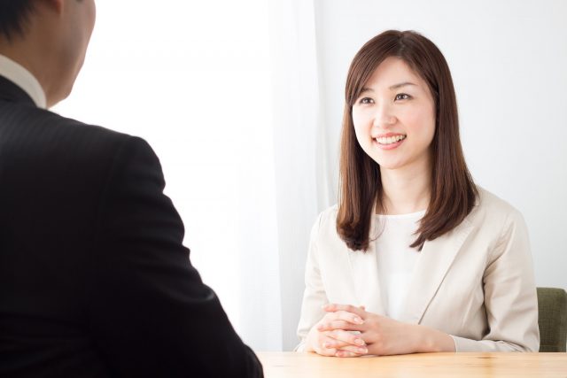 打ち合わせをする女性
