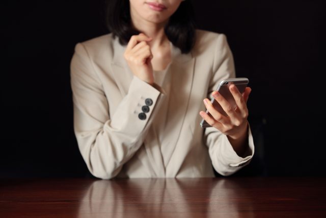 スマートフォンを見る女性