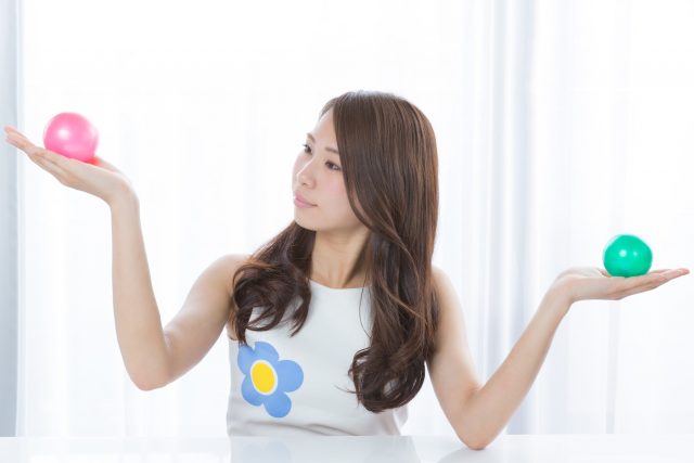 比較する女性