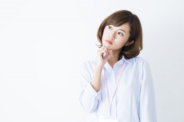 不安そうな女性