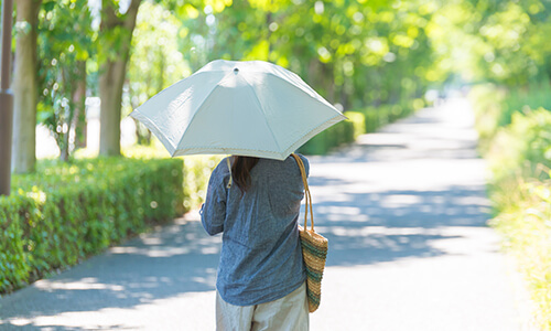 日傘を使う女性
