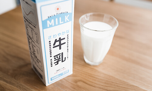 コップに入った牛乳