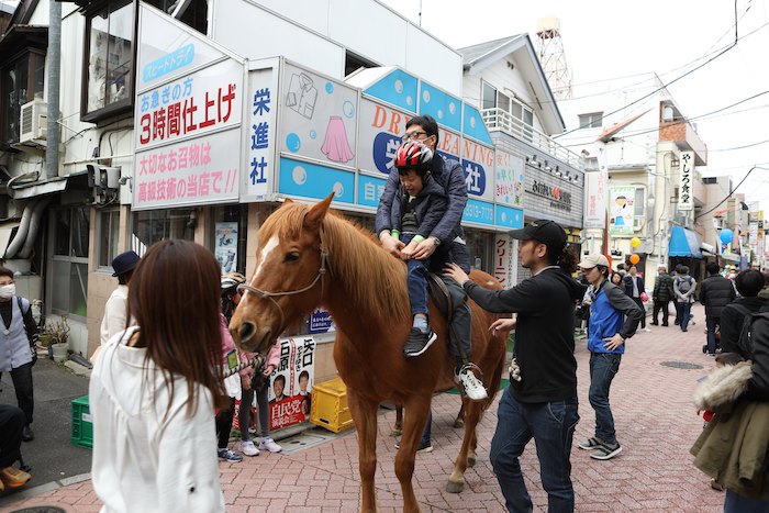 乗馬ができる商店街