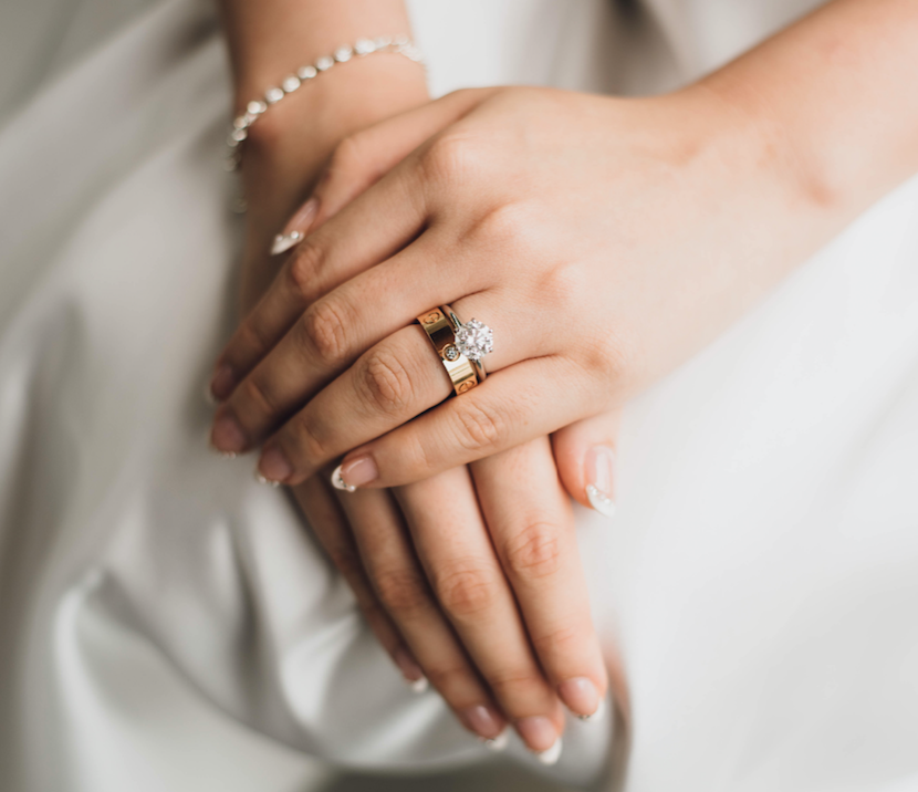 手相から見る結婚。恋愛の結末を意味する結婚線とは?