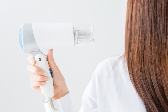 白髪染めで暗くなった髪色は元に戻せる? ヘアケアのお悩みにお答えします【白髪編2】