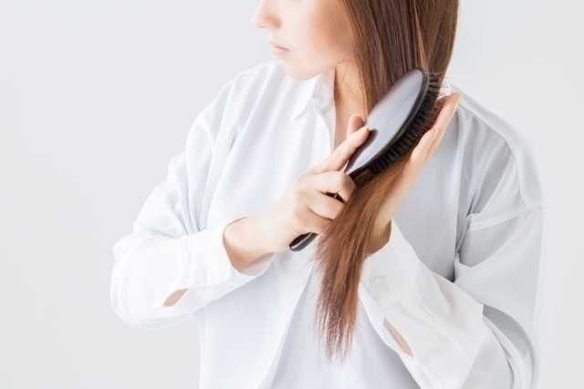 白髪染めとヘアカラーの違いは? ヘアケアのお悩みにお答えします【白髪編3】