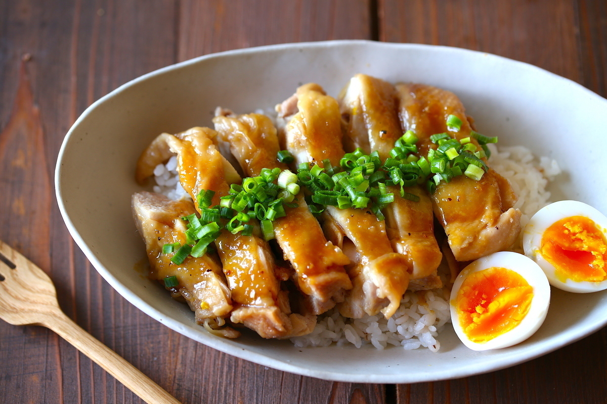 何にでも使える万能調味料「めんつゆ」を使った簡単レシピ3選(麺でも丼でもおかずでも)